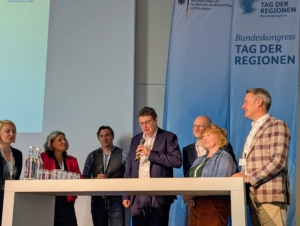 IKM-Vertreterinnen und Vertreter auf dem Podium des Tags der Regionen 2025 in Bremerhaven