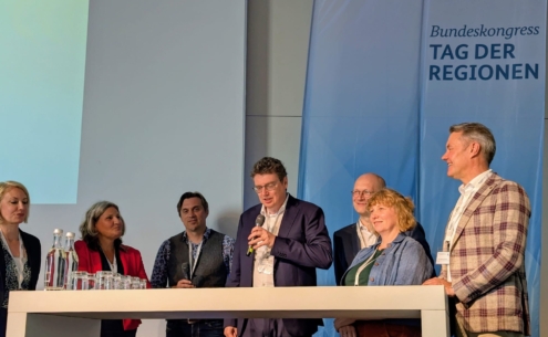 IKM-Vertreterinnen und Vertreter auf dem Podium des Tags der Regionen 2025 in Bremerhaven (Bild: Swen Wacker)
